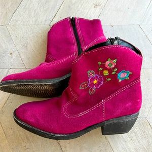 Magenta suede boots with floral embroidery